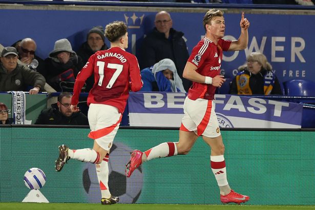 Manchester United's Danish striker #09 Rasmus Hojlund (R) celebrates