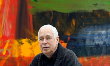 Howard Hodgkin in front of a colourful canvas