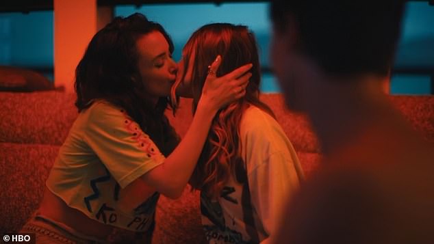 The Ratliff brothers' saga took a new twist on Sunday when they were partying with Chloe (Charlotte Le Bon) and Chelsea ( Aimee Lou Wood ) without their boyfriends. After Saxon asked the two ladies to kiss, Chloe asked the brothers to kiss as well, as Lochlan wasted little time in kissing his brother