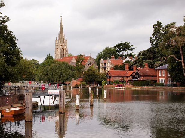 Marlow Lock and Weir on the Thames River. Image taken at Marlow, Buckinghamshire, England, UK.