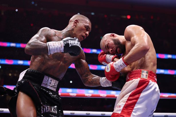 Chris Eubank Jr (R) during his fight against Conor Benn
