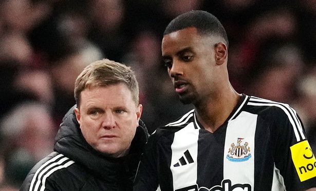 Eddie Howe with Alexander Isak in January 2025