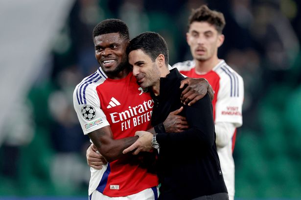 LISBON, PORTUGAL - NOVEMBER 26: Thomas Partey of Arsenal, coach Mikel Arteta of Arsenal celebrating the victory during the UEFA Champions League match between Sporting CP v Arsenal at the Estadio Jose Alvalade on November 26, 2024 in Lisbon Portugal (Photo by Eric Verhoeven/Soccrates/Getty Images)