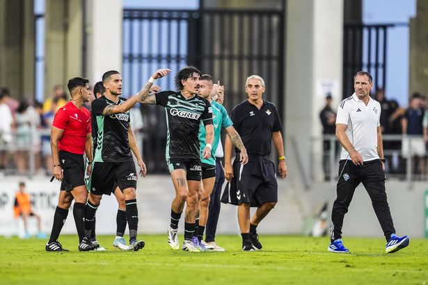 CADIZ, SPAIN - AUGUST 06: Hector Bellerin of Real Betis protests during a Pre-Season friendly football match played between Real Betis and Como 1907 at Ciudad de La Linea stadium on August 6, 2025 in Cadiz, Spain. (Photo By Joaquin Corchero/Europa Press via Getty Images)