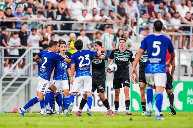 CADIZ, SPAIN - AUGUST 06: Maximo Perrone of Como 1907 fights with Pablo Fornals of Real Betis during a Pre-Season friendly football match played between Real Betis and Como 1907 at Ciudad de La Linea stadium on August 6, 2025 in Cadiz, Spain. (Photo By Joaquin Corchero/Europa Press via Getty Images)