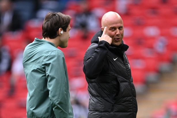 Arne Slot with Federico Chiesa in March 2025