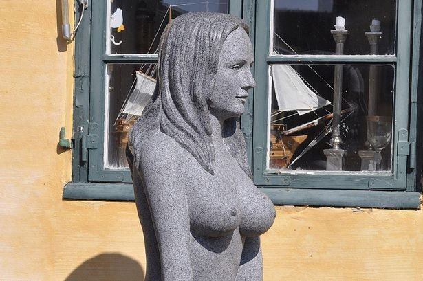 A photo of the statue 