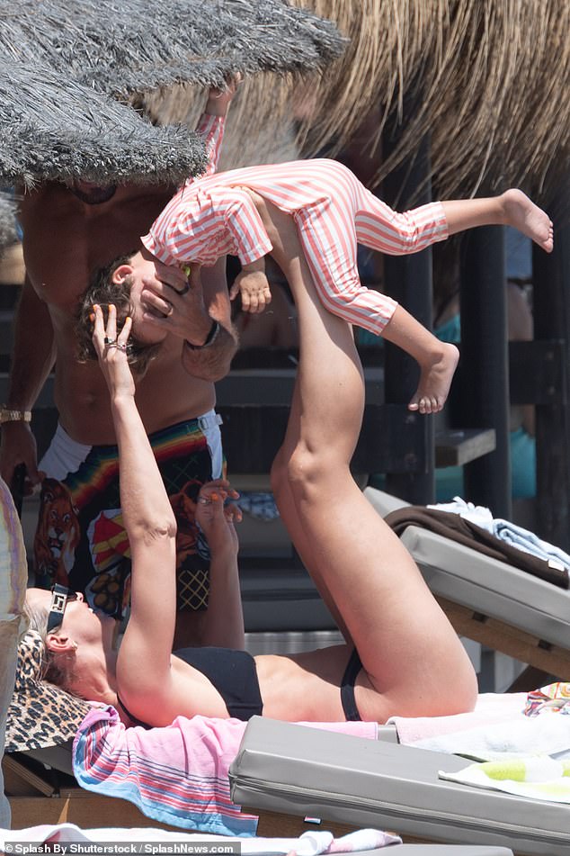 At one point, Vogue was seen playfully lifting Otto on her legs