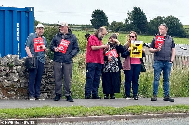 Others came out in support of the project by staging a counter-protest. They held up placards with the slogans 'show racism the red card' and 'stop the far-Right'