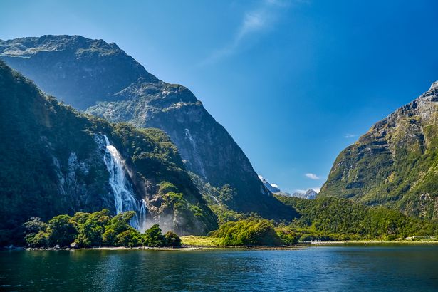 the Rushing water of Bowen falls, it is the biggest waterfall in the Milford Sounds area at 162 meters ( 531 feet ) tall and drains into the head of Milford Sound, it also supplies the water source and electricity for the small town of Milford Sound, Fiordland National Park, Southland, New Zealand