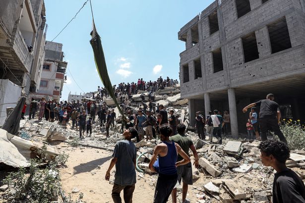 Parachute aid drops attract crowds of Palestinians