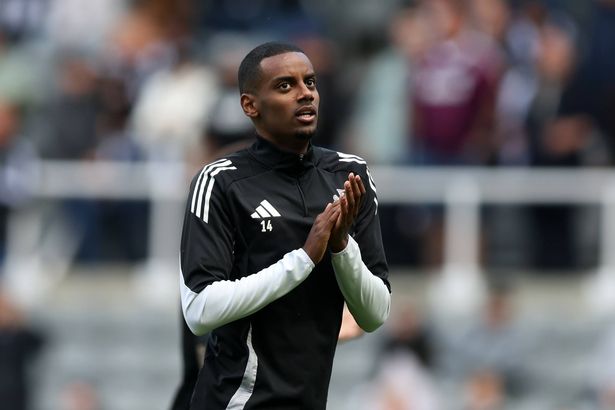 NEWCASTLE UPON TYNE, ENGLAND - MAY 25: Alexander Isak of Newcastle United applauds the fans as he warms up prior to the Premier League match between Newcastle United FC and Everton FC at St James' Park on May 25, 2025 in Newcastle upon Tyne, England. (Photo by George Wood/Getty Images)
