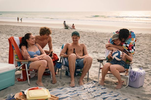 Belly (Lola Tung), Jeremiah (Gavin Casalegno), Conrad (Christopher Briney), Steven (Sean Kaufman), and Taylor (Rain Spencer) in THE SUMMER I TURNED PRETTY 