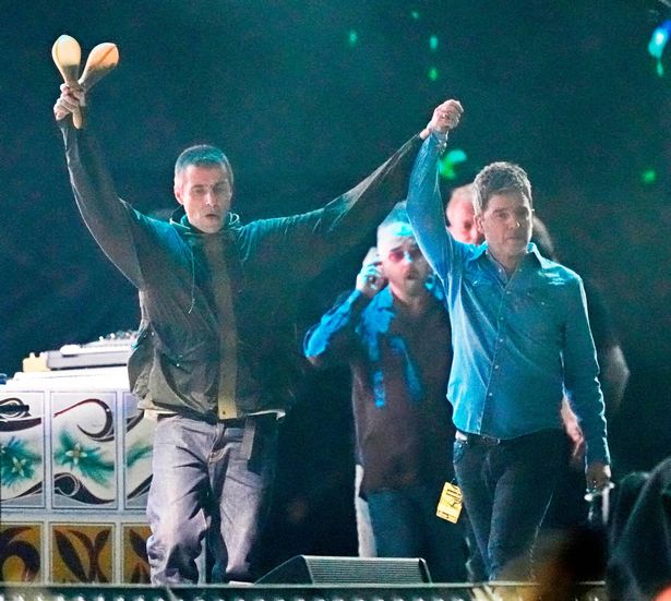 Liam Gallagher (L), lead singer and Noel Gallagher (R), singer and guitarist of British rock band Oasis