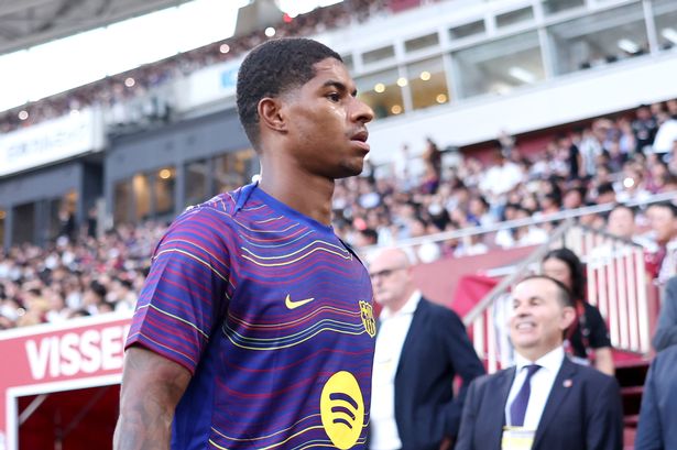 Marcus Rashford warms up for Barcelona