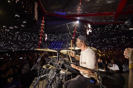 Chris Hemsworth drums for Ed Sheeran.