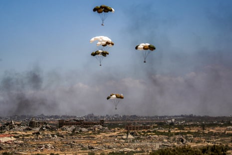 Palestinians rush towards falling parachutes