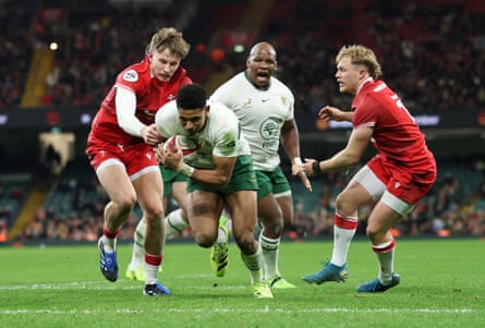 Sacha Feinberg-Mngomezulu scores a try for the rampant Springboks