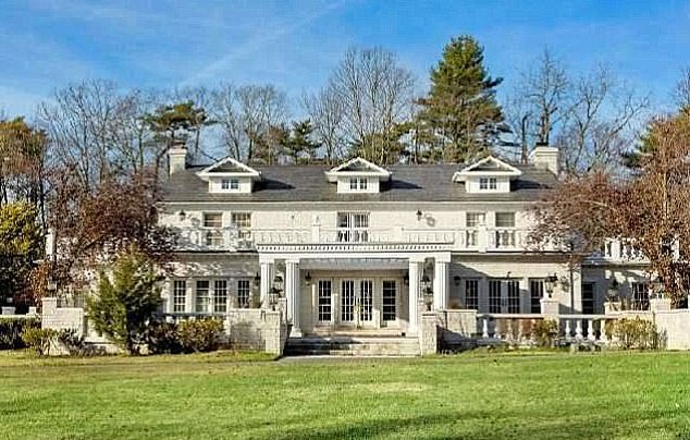 Local real estate agents expected infamy to be a big selling point for the mafia mansions like Victoria Gotti's Long Island mansion, but the décor is scaring off buyers