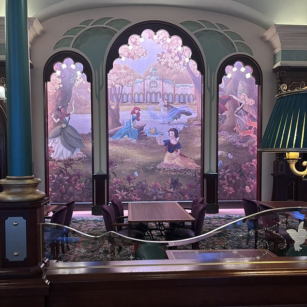 I¿m absolutely blown away by the Regal View Restaurant & Lounge, where you can dine in the company of Disney Princesses ¿ and drink signature cocktails at Disneyland Paris¿ first bar