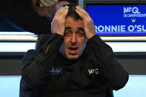 Ronnie O'Sullivan puts his hands on his head